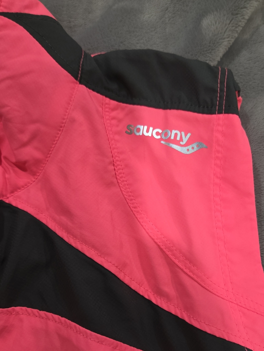 Saucony Bright Pink & Black Women's Running Vest - Picture 4 of 7